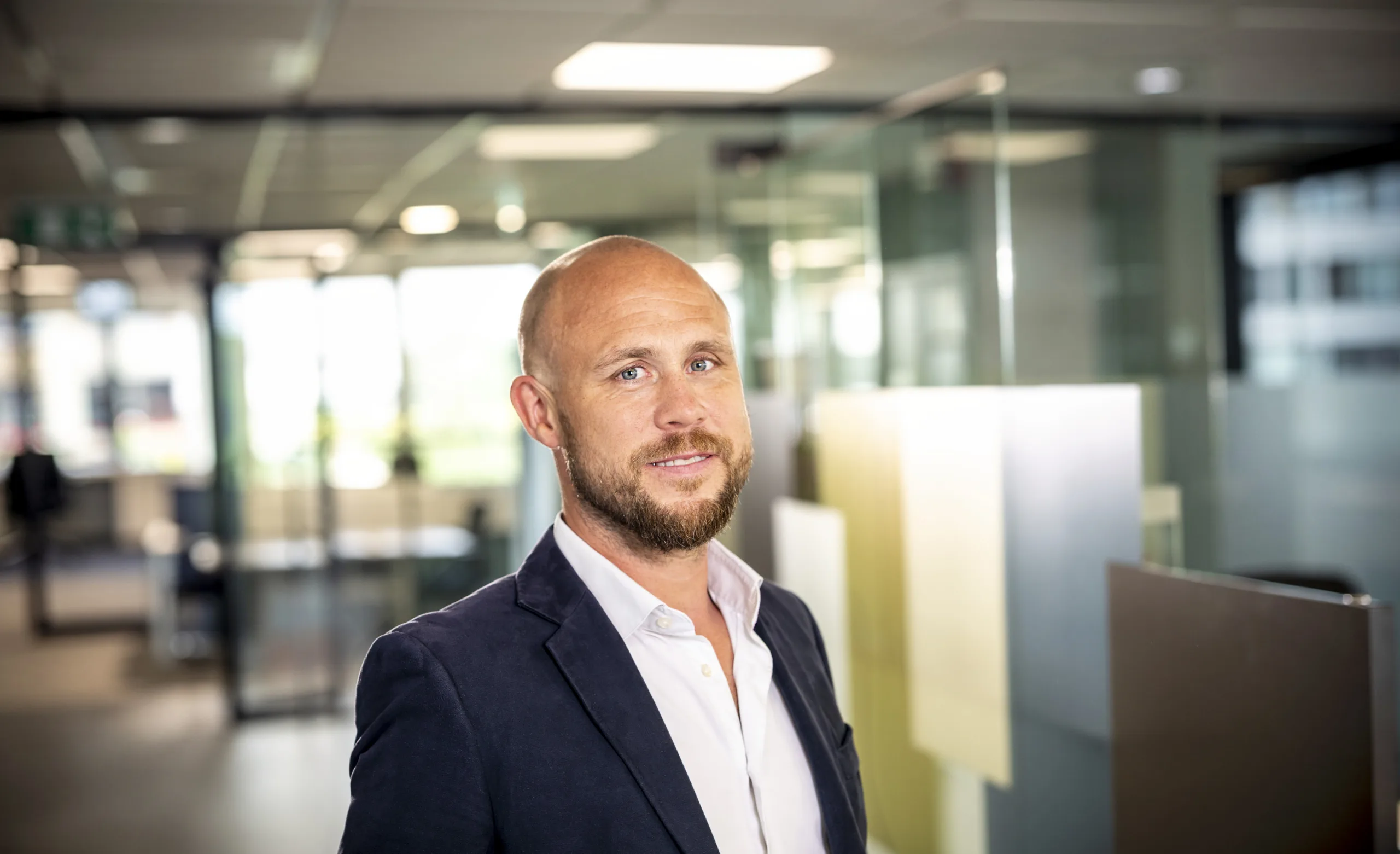 Man in gesprek op kantoor