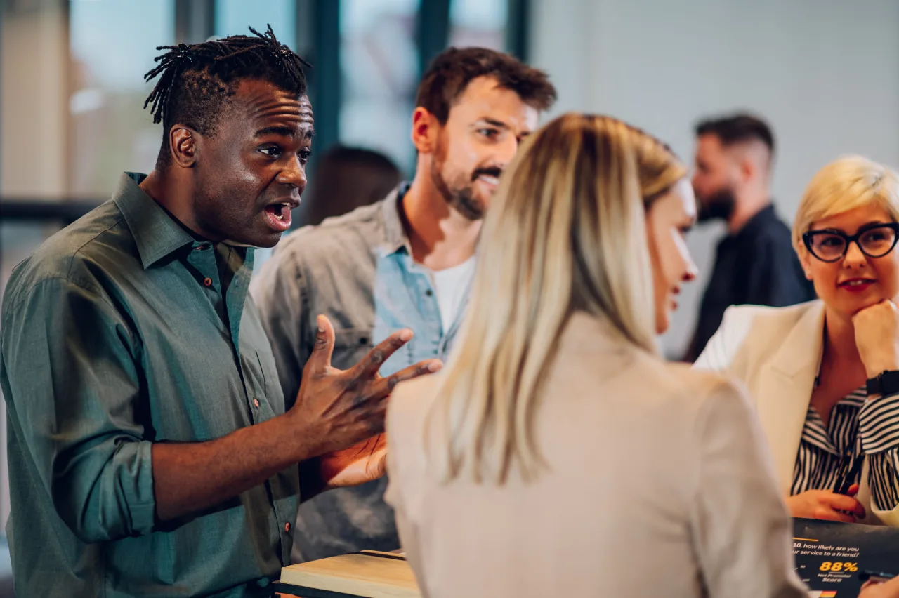 Groep collega's in geanimeerd gesprek
