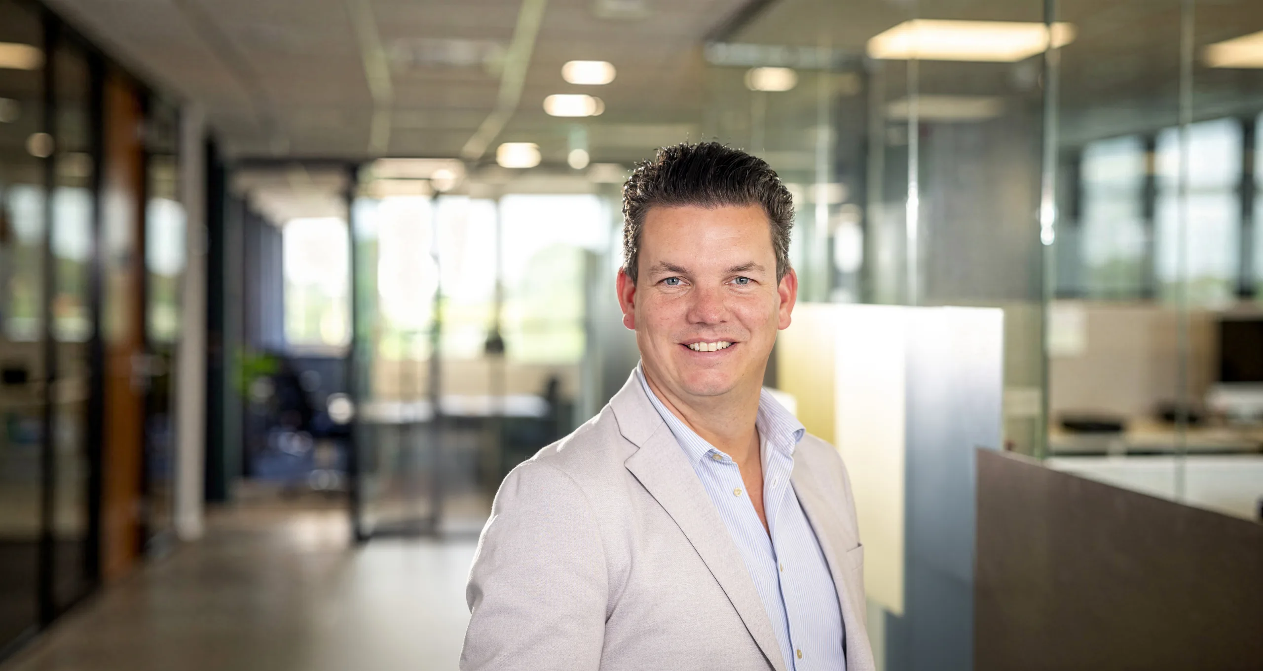 Man in gesprek op kantoor