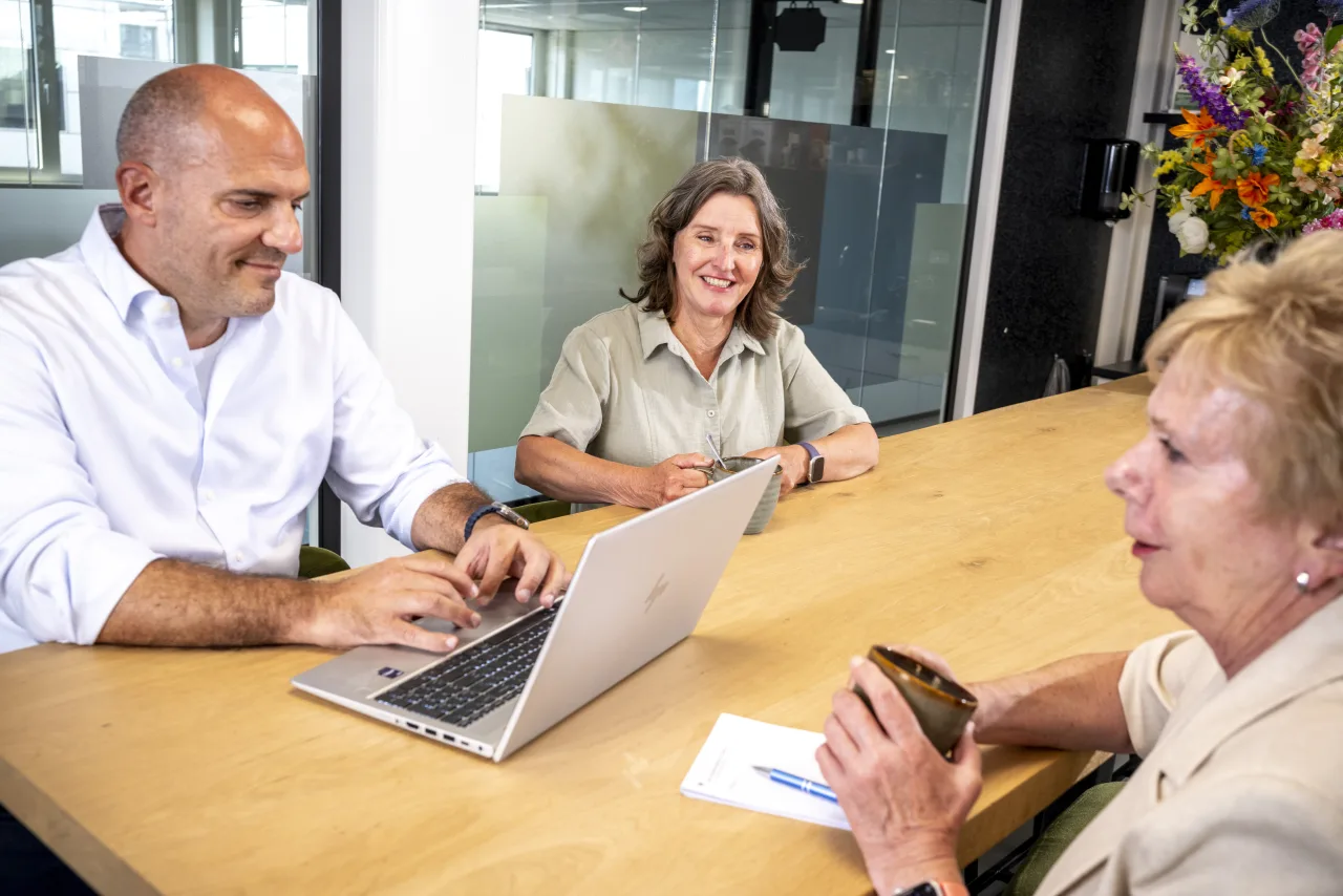Drie collega's in gesprek