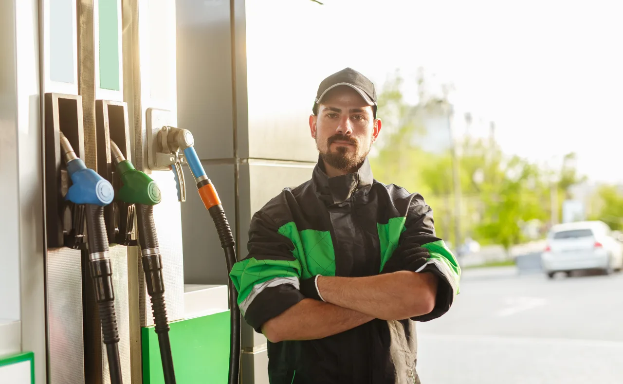Medewerker van een tankstation voor de brandstofpompen