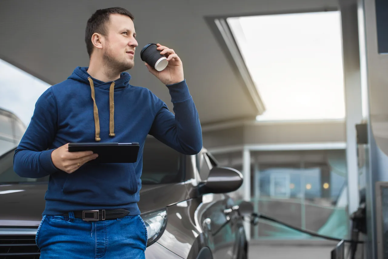 Klant met koffie bij het tankstation