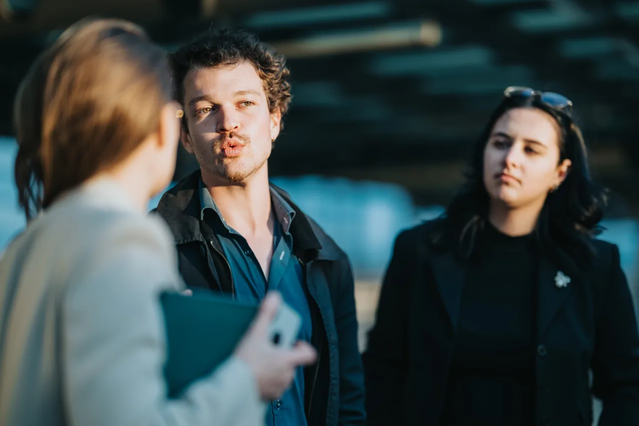 Collega's in gesprek buiten tijdens een informele bijeenkomst